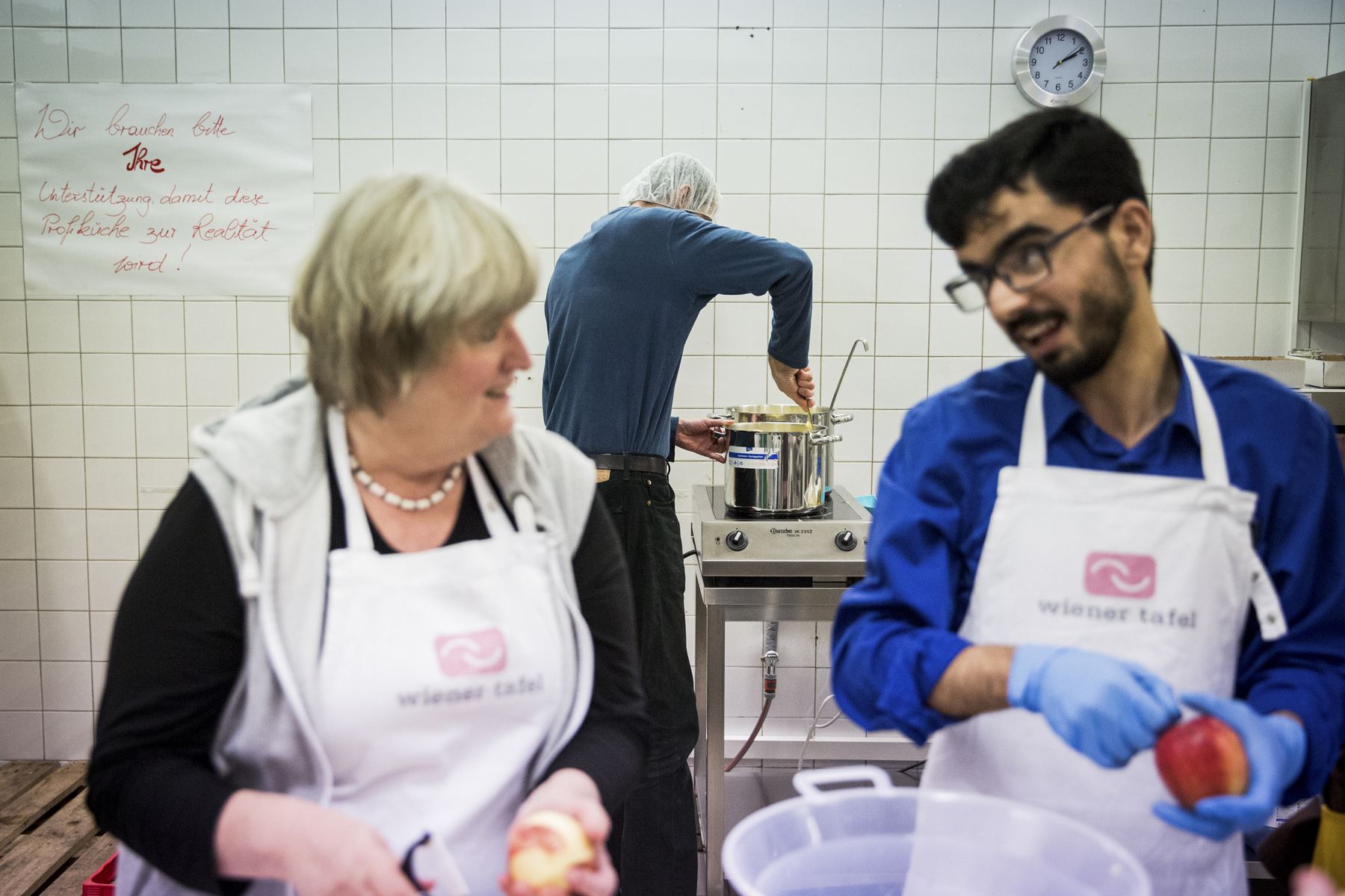 A Wiener Tafel főzős eseményeire sok menekült jár, hiszen itt találkozni és beszélgetni tudnak a helyiekkel, amire máshol nincs lehetőségük.