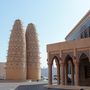 Tradicionális galambházak a békét jelképező fehér galamboknak egy mecset mellett Katara kulturális városrészben