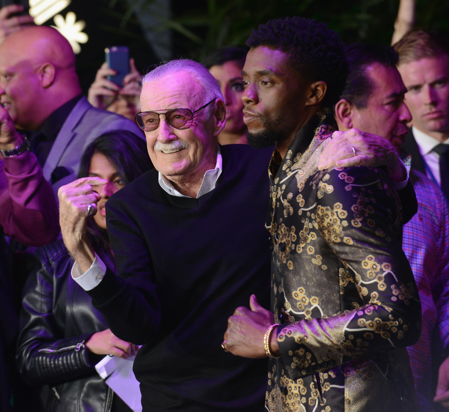 Stan Lee (bal) Chadwick Bosemannel a Fekete Párduc (Black Panther) premierjén, Hollywoodban 2018. január 29-én