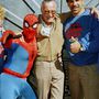 Stan Lee pózol Pókember karakterrel és Lou Ferrigno-val, aki a Hihetetlen Hulkot alakította 