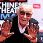 Stan Lee mutatja a cementes kezét, miután a cementbe tette kéznyomát a TCL Chinese mozi átadó ünnepségen 2017. július 18-án
