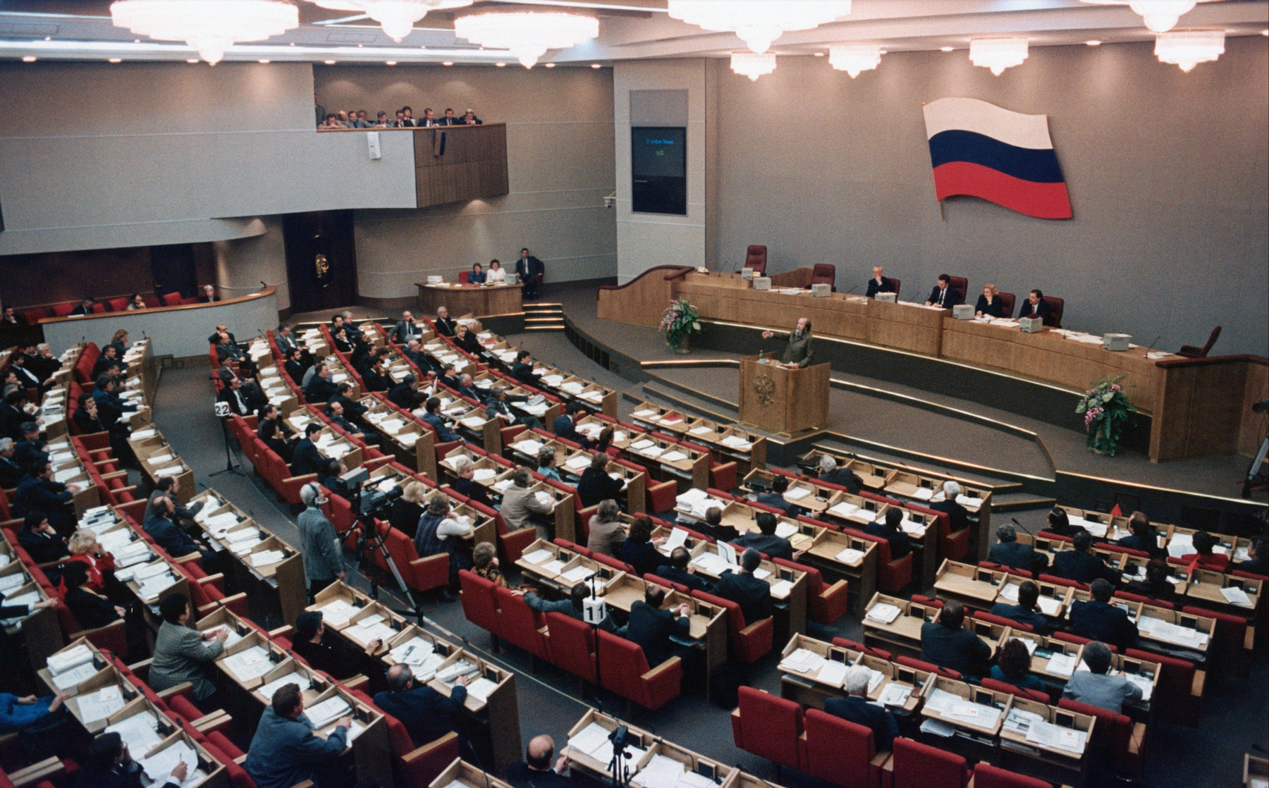 Szolzsenyicin ravatala az Orosz Tudományos Akadémia kupolacsarnokában 2008. augusztus 5-én. Élete utolsó évtizedében Putyin rendszerét támogatta, ezért írófejedelemnek kijáró állami gyászszertartással búcsúztatták.