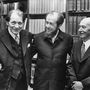 Szolzsenyicin 1970-ben nyerte el az irodalmi Nobel-díjat, de csak 1974-ben, a Szovjetunió elhagyása után tudta átvenni Stockholmban. A képen az az évi díjazottakkal, Harry Edmund Martinsonnal és Eyvind Johnsonnal látható.