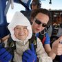A 102 éves ausztrál Irene O'Shea-ról ugrás előtt Langhorne Creek ausztrál város felett. Irene O'Shea-nak ez a harmadik ugrása, amellyel beírta magát a rekordok könyvébe. Először 100 évesen ugrott, majd 101 éves korában azért, hogy felhívja a figyelmet a motoneuron (MND idegrendszeri betegségre, amelyben lánya is szenvedett halála előtt.