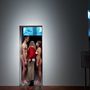 A tanítványok által újrajátszott Imponderabilia: a látogatóknak két meztelen ember között kell átmenniük, hogy bejussanak a kiállításra