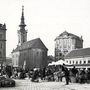 A Döbrentei tér 1905 körül a piaccal, a templom mellett a szerb egyházközség bérpalotája.