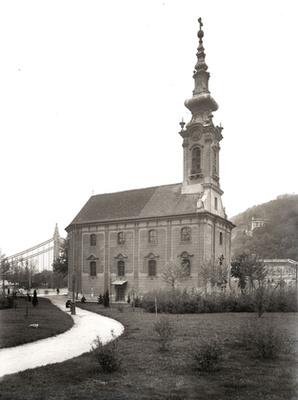 Zubkovics György szerb püspök vízszentelési ünnepségen a Dunánál a háború előtt. Az ostrom után hiába próbálta megmenteni a templomot.