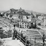 Carl Lutz svájci konzul fényképe 1945-ből. A székesegyházat megtépázta az ostrom, a toronysisak és a tető elpusztult.