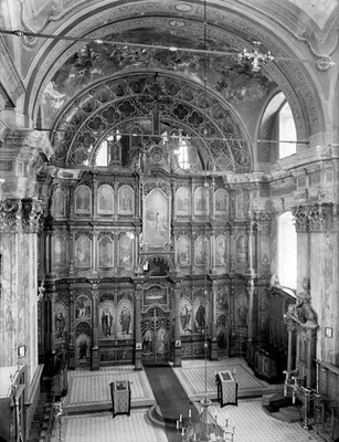 Zubkovics György szerb püspök vízszentelési ünnepségen a Dunánál a háború előtt. Az ostrom után hiába próbálta megmenteni a templomot.