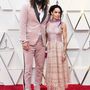 Jason Momoa és felesége, Lisa Bonet szépen egymáshoz öltöztek ezekben a mályvaszínű hacukákban. De nekik teljesen mindegy, hogy mit vesznek fel, mindenképpen dögösek. 