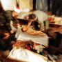 Egy férfi egy kétéves gyermek holttestét helyezi koporsóba az egykori Jugoszlávia területén, 1998-ban. 