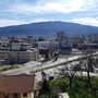 Szkopje belvárosa és a Vodno-hegy a Goce Delcsev hídról, az előtérben a Macedón Nemzeti Színház