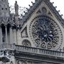 Kiégett ablak a Notre-Dame kereszthajójának nagy rózsaablaka felett
