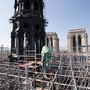 Felújtást végző munkások a Notre-Dame-székesegyház tetején lévő állványzaton 2019. április 11-én, hol a tűz kiütött. A fotón látható az egyik rézszobor leemelése, ezek mind megúszták a tüzet.