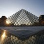 ...a Louvre üvegpiramisát Párizsban...