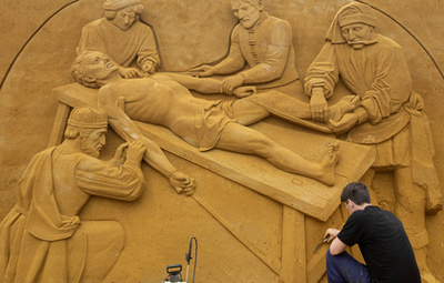 Homokszobrászok a párizsi Notre-Dame-székesegyházat formázzák meg 
