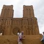 Homokszobrászok a párizsi Notre-Dame-székesegyházat formázzák meg 