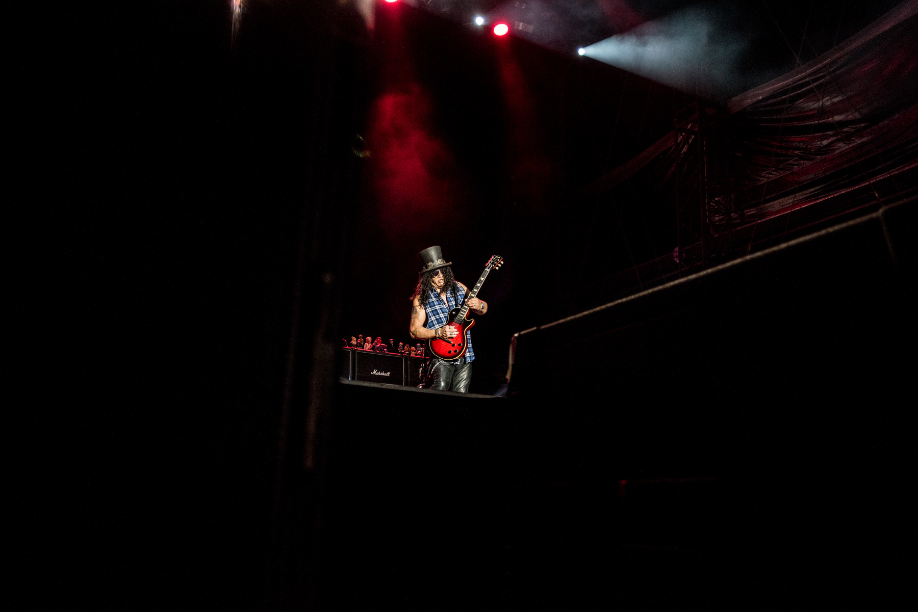 Számomra Slash a Guns N’ Roses feledhetetlen témái miatt érdekes, és őszintén szólva minden, amit a Gunson kívül csinál, majdnem teljesen hidegen hagy. Szóval ilyen előítéletekkel és tökéletes alkalmatlansággal jöttem el Slash és Myles koncertjére a Voltra – innen szép nyerni.