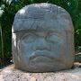 Több ezer éves, hatalmas olmék fej. Ezek a közép-amerikai szobrok ihlették a Játszó macska fejét.