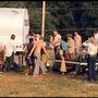 Sorban állnak vízért a fesztiválon az egyik tejes kocsiból átalakított kamionnál az öt közül a Woodstock Fesztiválon