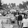 Az ifjú szubkultúra tagjai, azaz másnéven hippik sétálnak a Woodstock Fesztiválra 1969 augusztusában