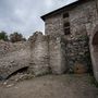 Több méter magasan álló, középkori falak évtizedek óta nem kerültek elő a Vár területén.
