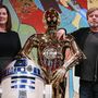 A királynő lép először kapcsolatba az áldozatokkal telefonon, vagy online, és minden egyes alkalommal egy nagyhatalmú hollywoodi producernek vagy milliomosfeleségnek adja ki magát, olyan közismert figuráknak, mint Kathleen Kennedy, a Csillagok háborúja-filmeket gyártó Lucasfilm feje. A képen Kathleen Kennedy producer, C-3PO és Mark Hamill egy 2017-es Star Wars konferencián