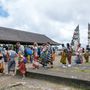 Sorban állnak a turisták Balin a mennyek kapujánál, hogy fotó készülhessen róluk.