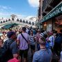 A Rialto-híd felé tartó turisták Velencében.