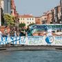 Az elviselhetetlen turistatömegek ellen tüntető helybéliek Velencében - a következő képeken megmutatjuk, hogy miért tiltakoznak.