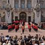 Őrségváltás a Buckingham-palotánál, Londonban. Nem a gárdisták vannak túlerőben.