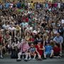 Turisták várakoznak a Montjuic-szökőkút fény- és zenejátékára Barcelonában