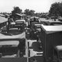 Érkezés a Santa Anita tábor területére 1942. áprilisában. Több mint 18.000 embert hoztak ide, akik aztán az istállókban és átmenetileg felhúzott barakkokban éltek.
