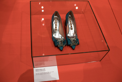 Kék szatén Rochas estélyi cipő a műgyűjtő Eleni Korani tulajdona.