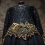 Estélyi ruha fekete muszlinból, fekete gyöngyökkel és arany flitterrel az 1990-es évek elejéről.  