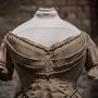 Estélyi ruha az 1830-as évekből, a villanyvilágítás feltalálása előttről, abból az időből, amikor az alkalmi öltözékek még nem csillogtak. 
