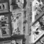 Ezen az 1963-as légi felvételen látható, hogy az elbontott háztömb helyén maradt foghíjat parkosították.