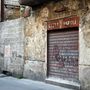 A Caffe Napoli a Garibaldi utcában már rég nem fogad vendégeket; mellette egy elfalazott sikátor.