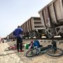 Mauritániát nagyon várták, itt felkapaszkodtak egy vasércszállító tehervonata, amivel tíz órán át zötyögtek a sivatag belsejébe 