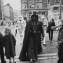 Darth Vader jelmezes alak és birodalmi rohamosztagosok 1980. április 1-jén Londonban