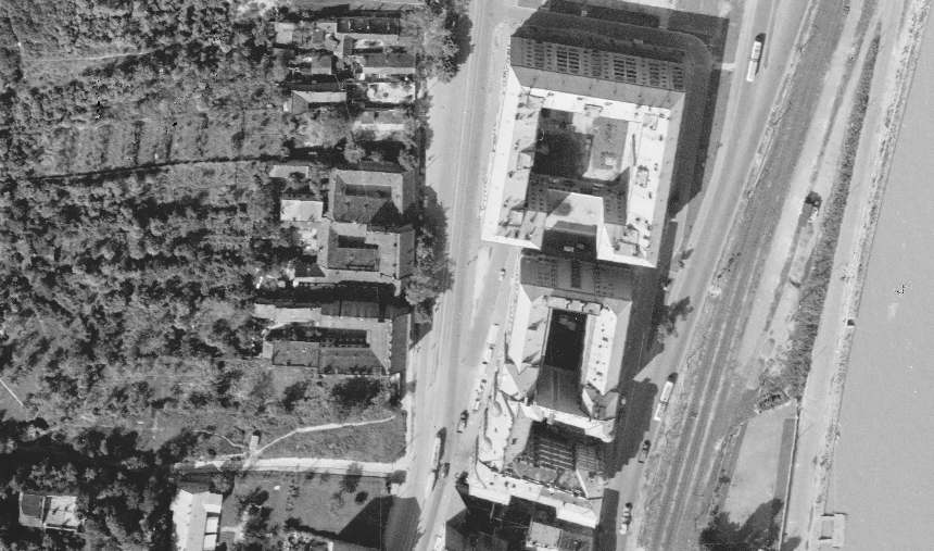 A Frankel Leó út 92., 94. és 96. 1961-ben. A két bal oldali ház még klasszikus parasztporta, a köz túloldalán egy elegáns két háború közötti modern lakóház jelzi a léptékváltást.