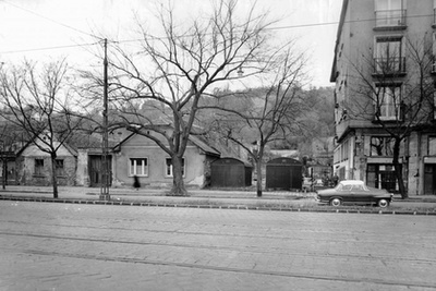 A Frankel Leó út 92., 94. és 96. 1961-ben. A két bal oldali ház még klasszikus parasztporta, a köz túloldalán egy elegáns két háború közötti modern lakóház jelzi a léptékváltást.