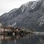 Az UNESCO kulturális világörökségi jegyzékén szereplő felső-ausztriai Hallstatt látképe a Hallstatti-tó partján 2020. január 8-án