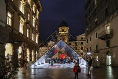 A Rijeka 2020 Európa Kulturális Fővárosa nyitó estéjén többen jelmezben sétáltak az utcákon. Még több jelmezest lehet majd látni a városban február 22-24. között. Ekkor rendezik meg ugyanis az idei Rijekai Karnevált, ami a velenceihez hasonlóan hagyományosan nagyszabású rendezvény. 