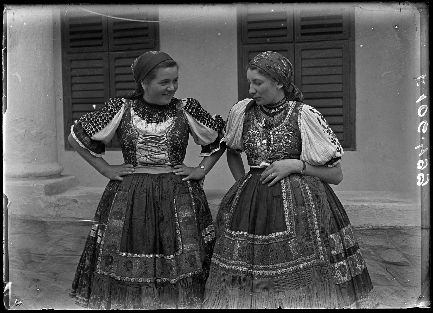 Lányok ünneplőben, Váralja, az 1930-as évek második fele