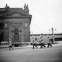 A Főőrség 1936-ban koronaőrökkel, jobbra látható az alsó teraszról felvezető rámpa érkezése egy díszes kandeláberrel.