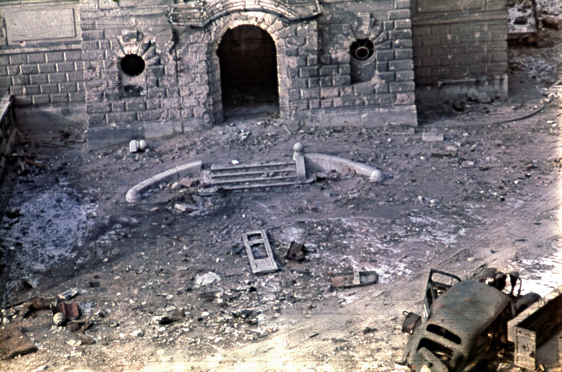 A Lovarda bejárata 1945-ben, a kovácsoltvas előtetőt elsodorta az ostrom vihara.