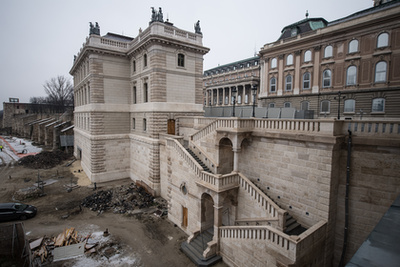 A Főőrség elölről egyemeletesnek látszik, az épülete valódi mérete oldalról bontakozik ki. A palota és az épület közötti szakaszon rekonstruálták a két teraszt összekötő Stöckl-lépcsőt.