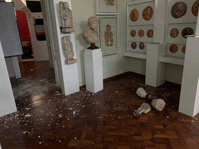 Ledőlt szobor a március 22-i földrengésben súlyosan megsérült Zágrábi Régészeti Múzeumban