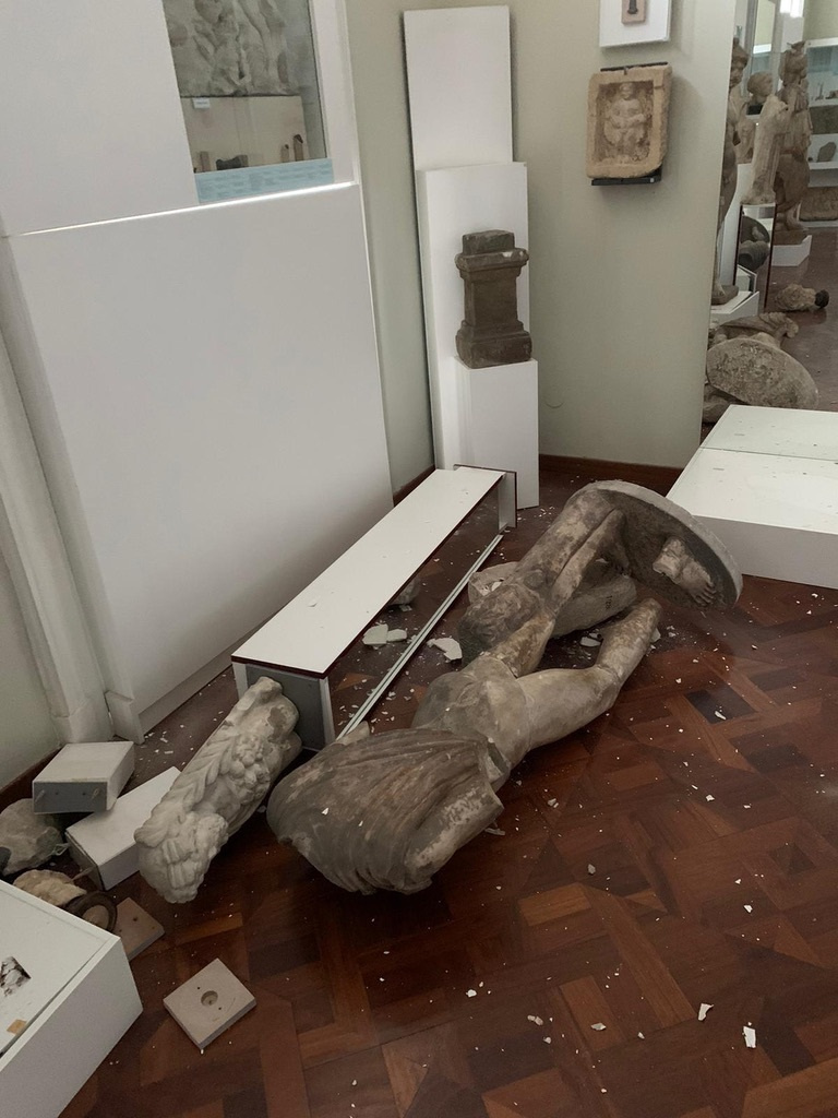 Ledőlt szobor a március 22-i földrengésben súlyosan megsérült Zágrábi Régészeti Múzeumban